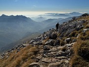 77 Dal canalone ci  spostiamo al costone sud roccioso-erboso